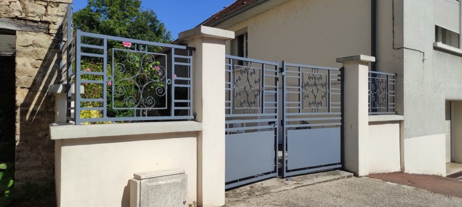 Portail traité et peint